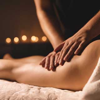 Professionelle Massage einer Frau